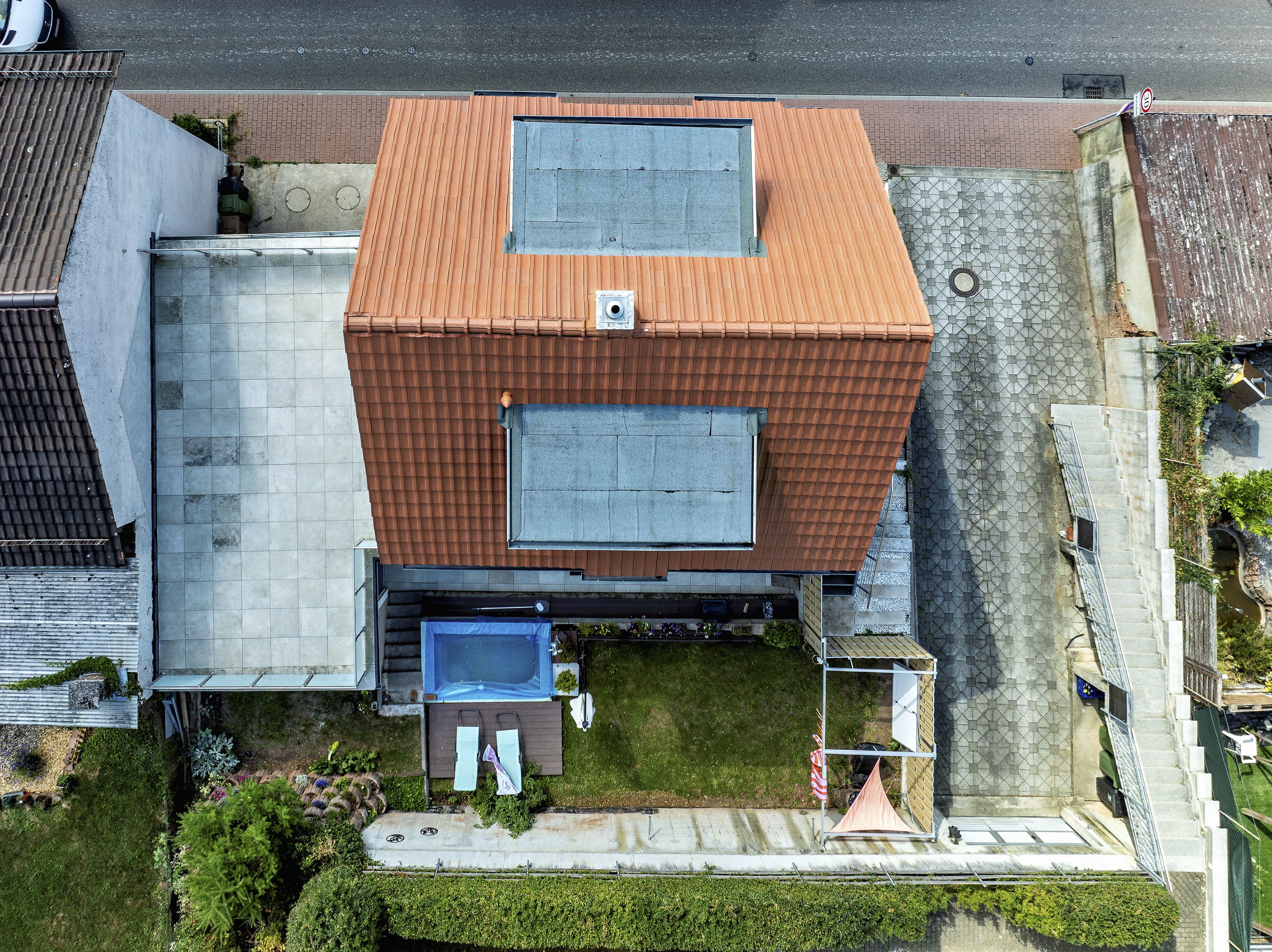 Hausansicht von oben - Zweifamilienhaus