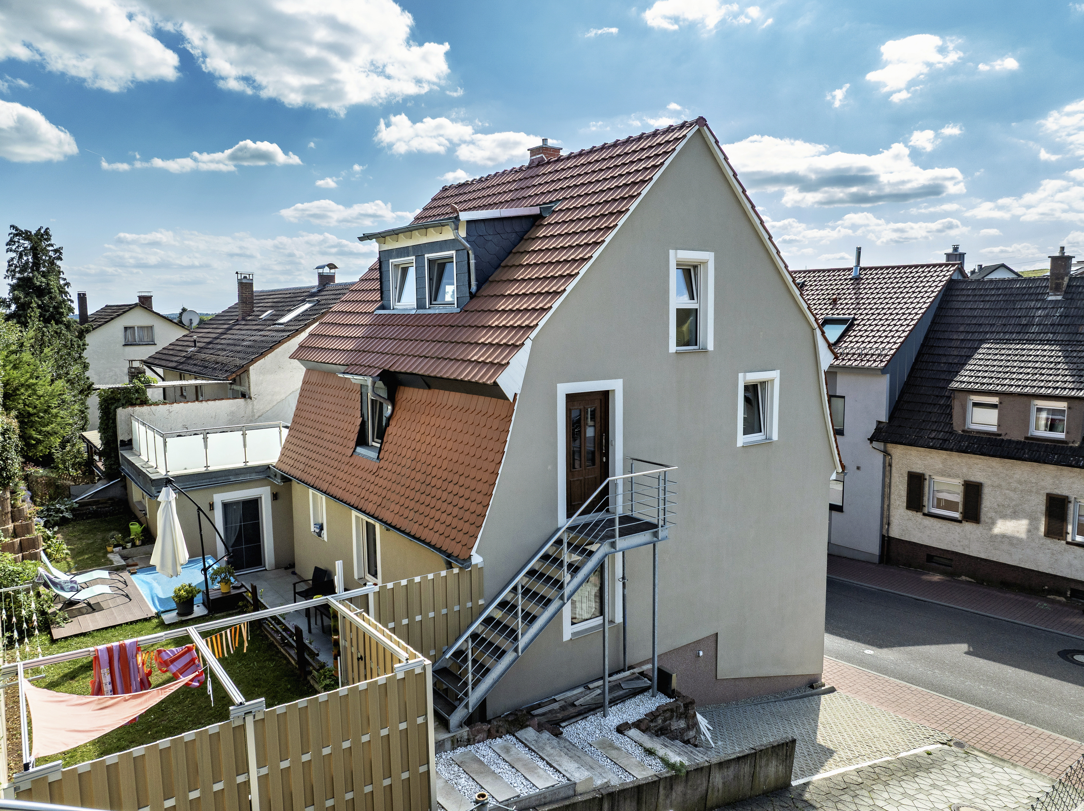 Hauseingang und Stellplatz