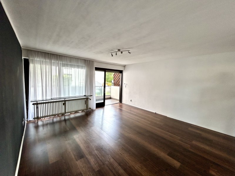 Wohnzimmer mit Blick auf den Balkon